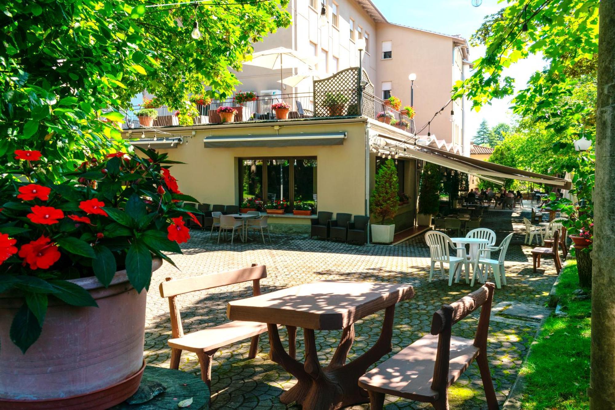Tole Hotel Falco D'Oro מראה חיצוני תמונה