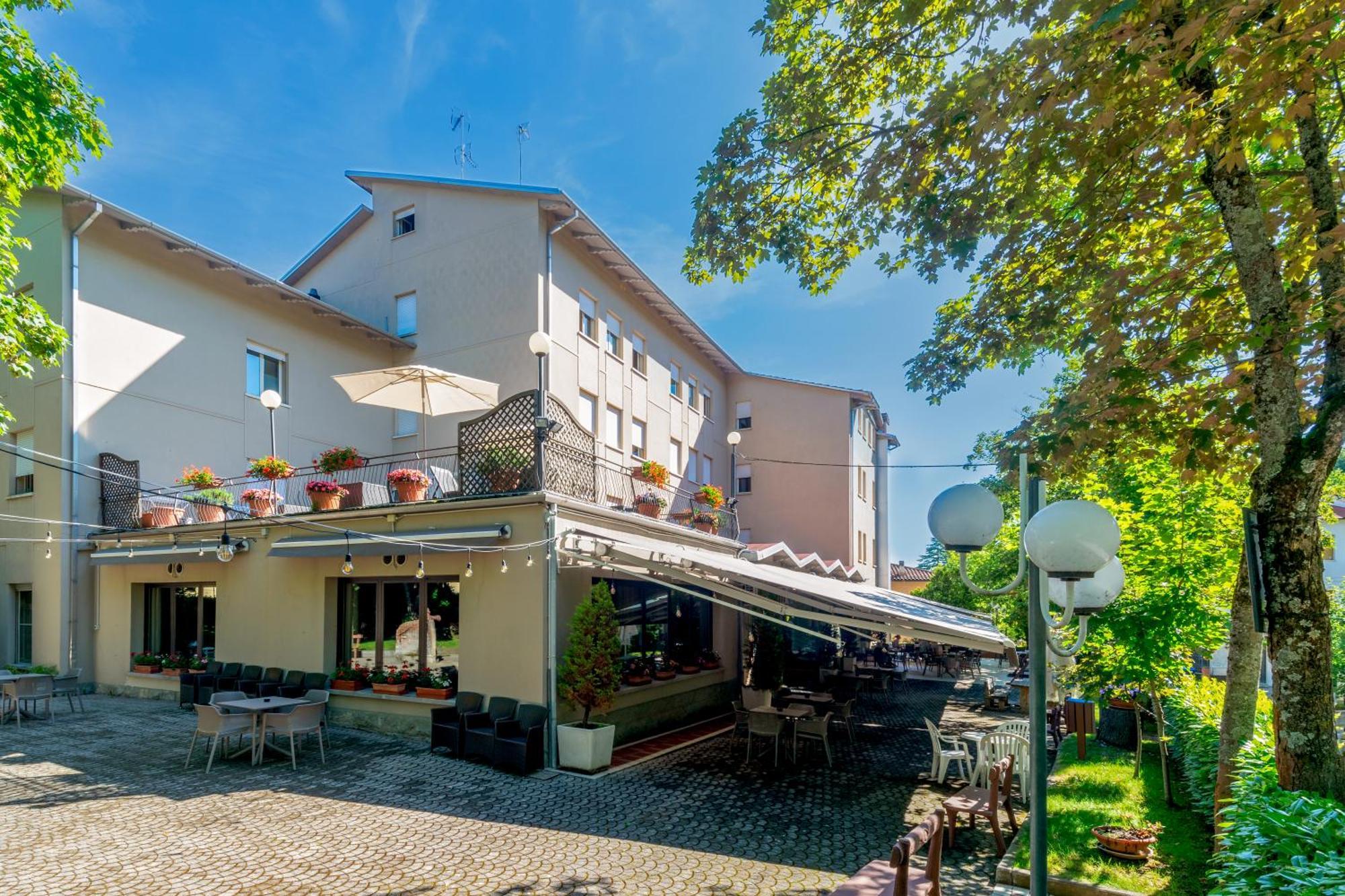 Tole Hotel Falco D'Oro מראה חיצוני תמונה