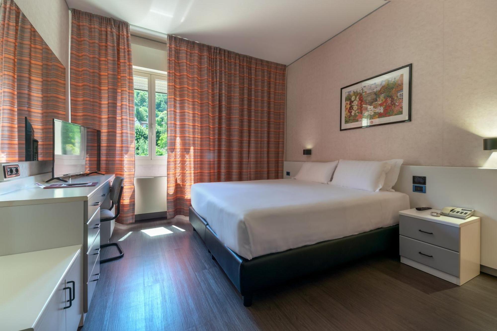 Tole Hotel Falco D'Oro מראה חיצוני תמונה