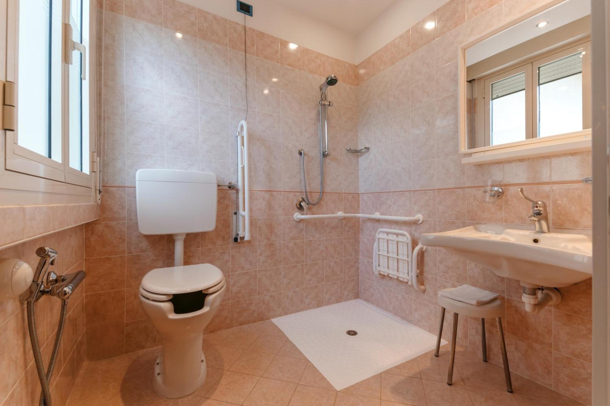 Tole Hotel Falco D'Oro מראה חיצוני תמונה